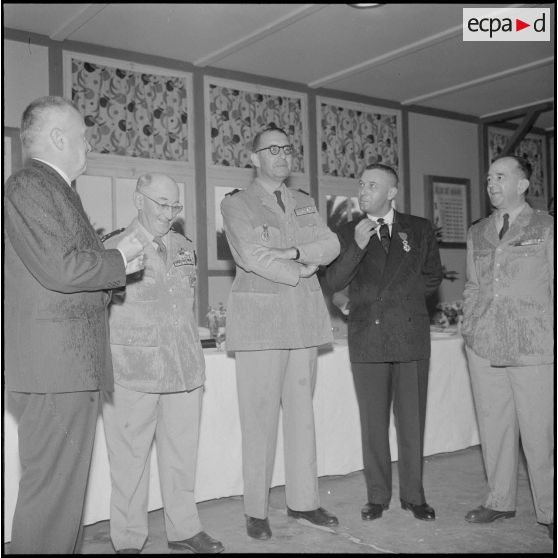 De gauche à droite, le général Gambiez, le général Menard, Monsieur Sarcos et le commandant Marchand.