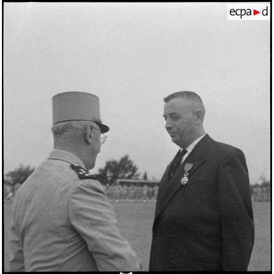 Le général Gambiez félicite M. Sacos, après lui avoir remis, la croix de la Légion d'honneur.