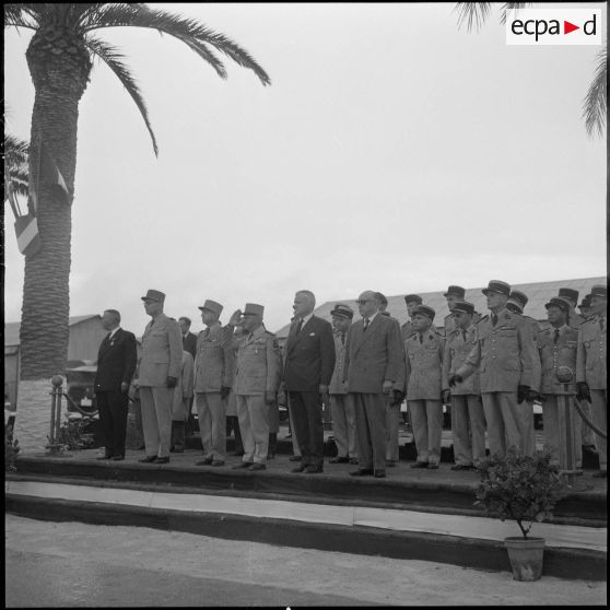 Défilé, devant les autorités civiles et militaires.