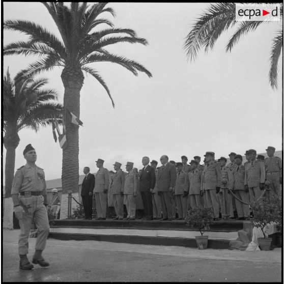 Défilé, devant les autorités civiles et militaires.