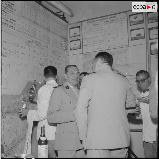 Le commandant maire, chef du bureau presse.