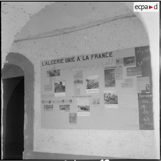 Djanet. Piste de l'Assakao. Affiche "L'Algérie unie à la France".