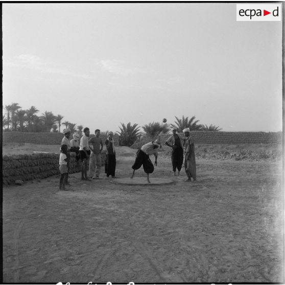 Djanet. Piste de l'Assakao. De jeunes hommes font des jeux.