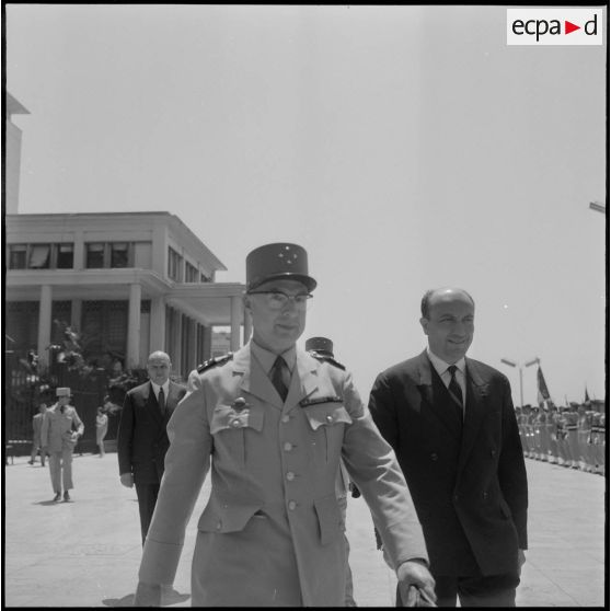 Le général Ailleret et M. Morin, le délégué général.