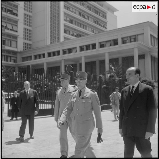 Le général Ailleret et M. Morin, le délégué général.