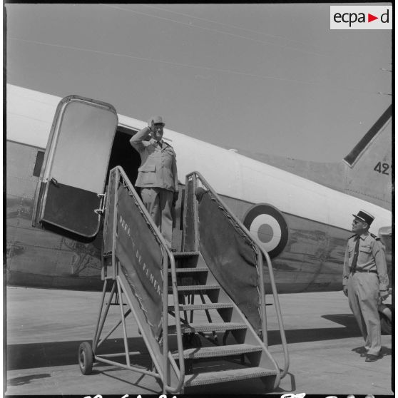 Dernier salut du général Gambiez, avant son entrée dans l'avion.