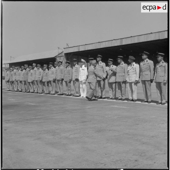 Le général Gambiez, serrant les mains de tous les généraux venus le saluer, avant de monter dans l'avion.