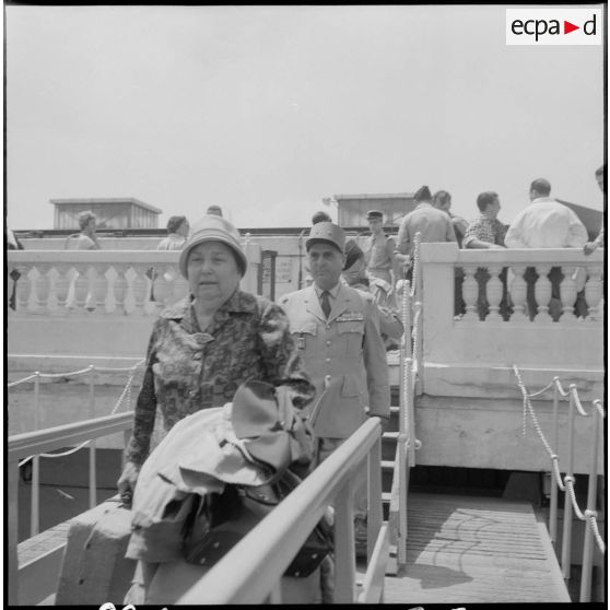 Le général Vendeuil, franchissant la passerelle d'embarquement.