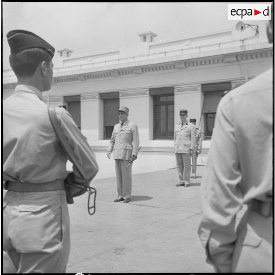 Le général Vendeuil, répondant à la présentation des armes d'une section des transmissions.