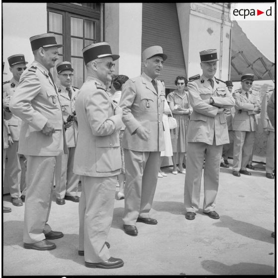 Le général Vendeuil au milieu de son ex-état-major.