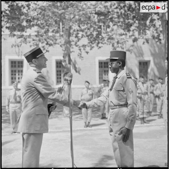 Remise du fanion au colonel, accompagné de ses remerciements.