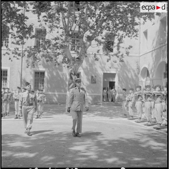 Le colonel du 23e régiment d'infanterie de marine (RIMa), accompagné du capitaine de la Compagnie de commandement de soutien (CCS), passe les troupes en revue.