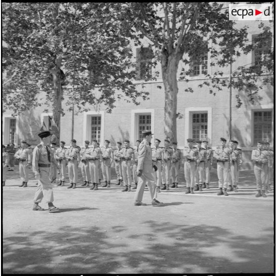 Le colonel du 23e régiment d'infanterie de marine (RIMa), accompagné du capitaine de la Compagnie de commandement de soutien (CCS), passe les troupes en revue.