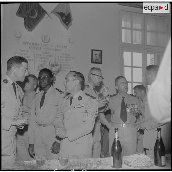 Les autorités militaires, durant le champagne d'honneur.