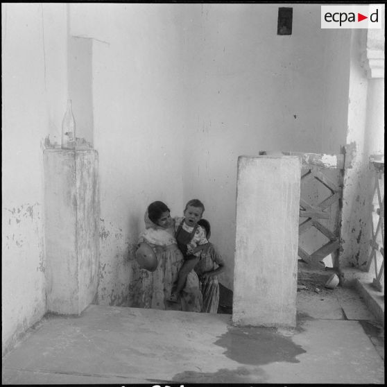 Quelques enfants pendant le repas offert par la municipalité.