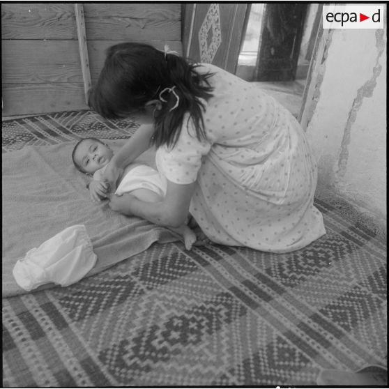 Epanouissement des femmes du cercle féminin, grâce à des méthodes modernes. Un lange pour le bébé, après le bain.