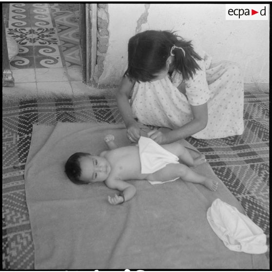 Des langes propres pour le bébé, après le bain.