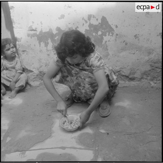 Quelques enfants pendant le repas offert par la municipalité.