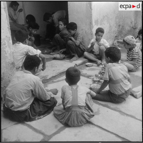 Quelques enfants pendant le repas offert par la municipalité.