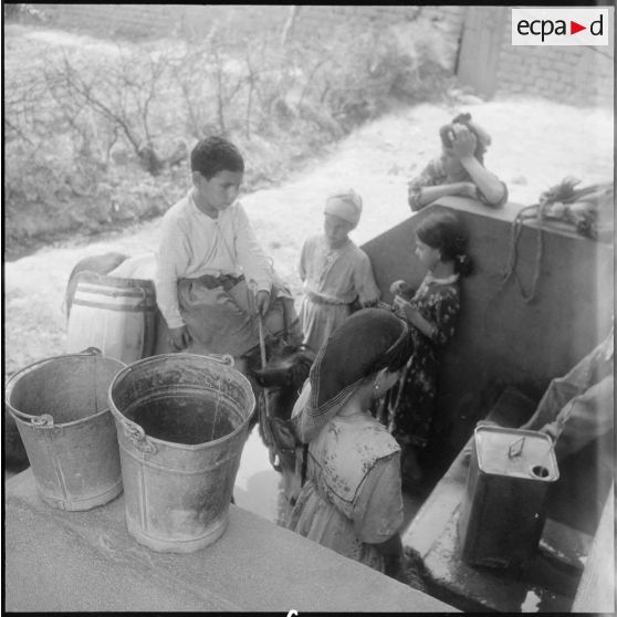 Les villageois de Cheurfa sont à la fontaine.