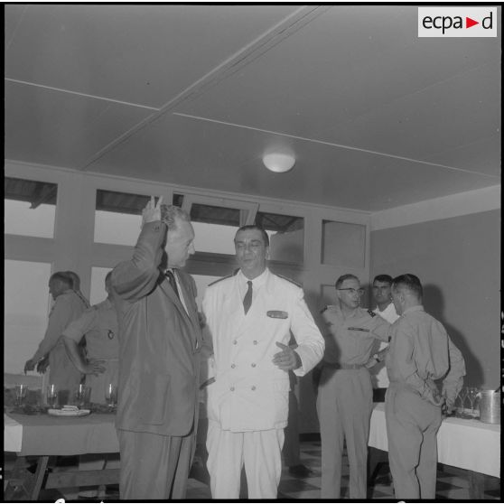 Voyage d'inspection de Pierre Messmer, ministre des Armées en Algérie.