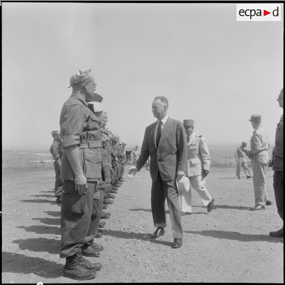 M. Messmer, ministre des Armées, passe en revue des troupes.