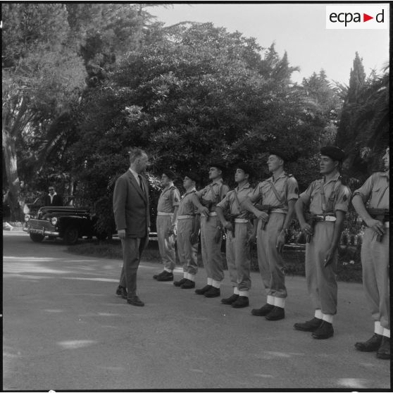 M. Messmer, ministre des Armées, passe en revue des troupes.