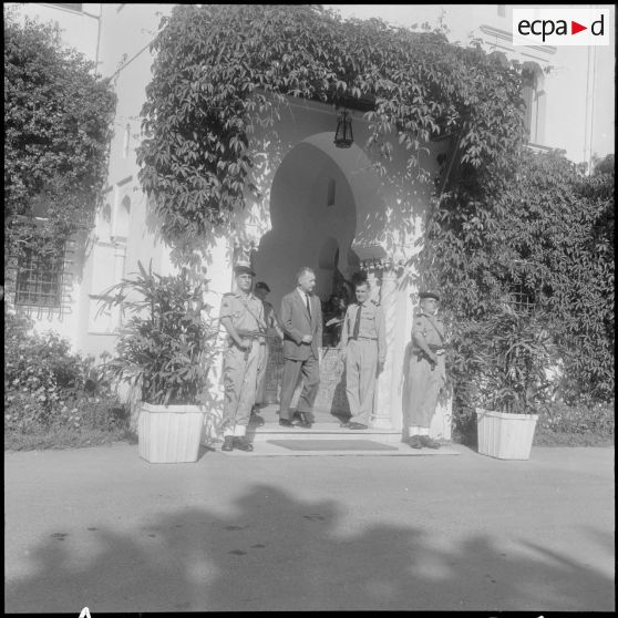 Voyage d'inspection de Pierre Messmer, ministre des Armées en Algérie.