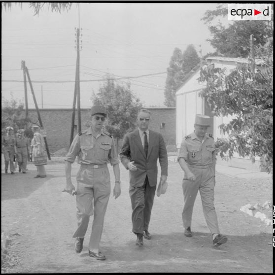 Voyage d'inspection de Pierre Messmer, ministre des Armées en Algérie.
