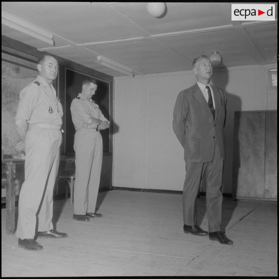 Voyage d'inspection de Pierre Messmer, ministre des Armées en Algérie.