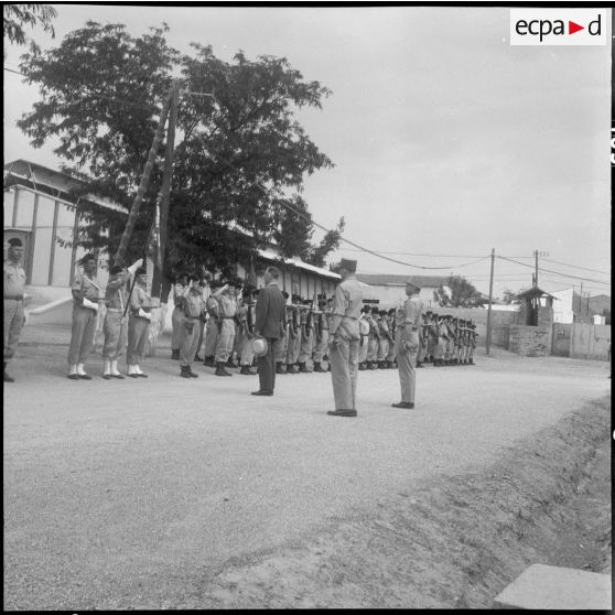 Prise d'armes en honneur de M. Messmer, ministre des Armées.
