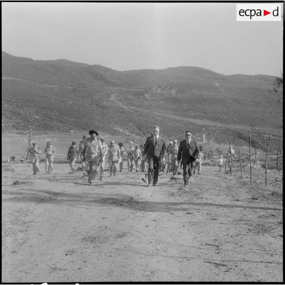 Au barrage de la Bounamoussa, M. Messmer, ministre des Armées, était en compagnie d'officiers et du directeur de la construction.