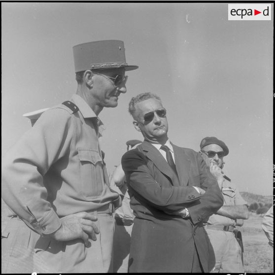 M. Messmer, ministre des Armées, se trouve à côté du général Ailleret à sa droite et du général Prat à sa gauche.