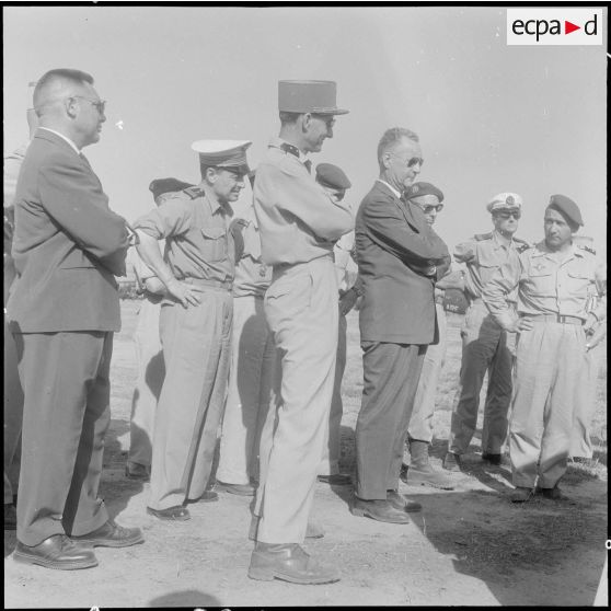 Voyage d'inspection de Pierre Messmer, ministre des Armées en Algérie.