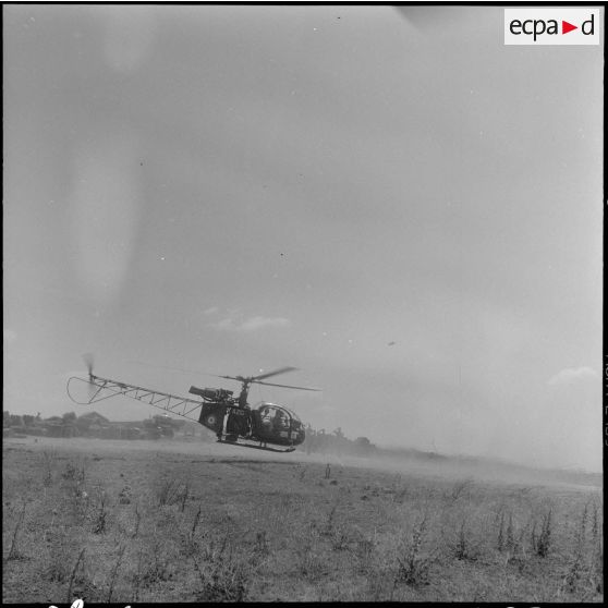 Voyage d'inspection de Pierre Messmer, ministre des Armées en Algérie.