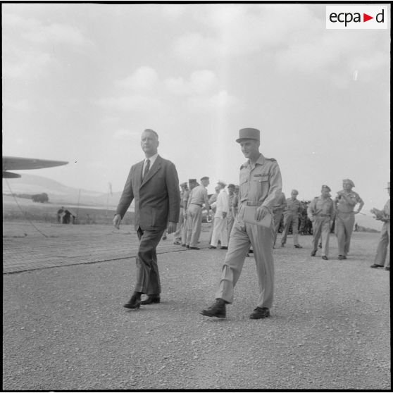 Voyage d'inspection de Pierre Messmer, ministre des Armées en Algérie.
