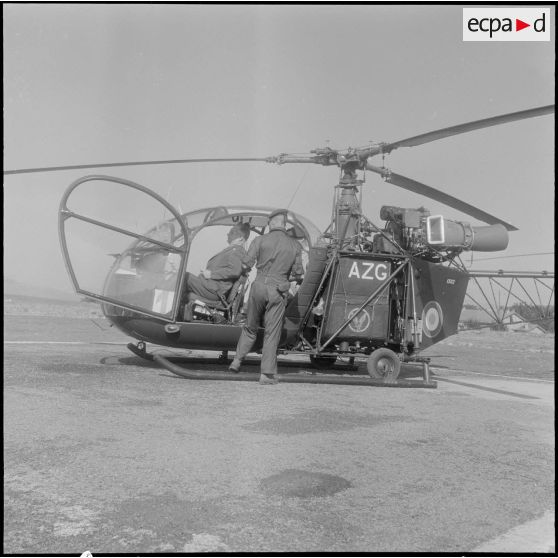 L'arrivée de M. Messmer, ministre des Armées à un poste.