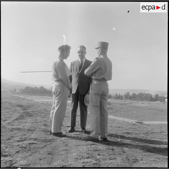 M. Messmer, ministre des Armées, se trouve à côté du général Ailleret à sa gauche et du général Prat à sa droite.