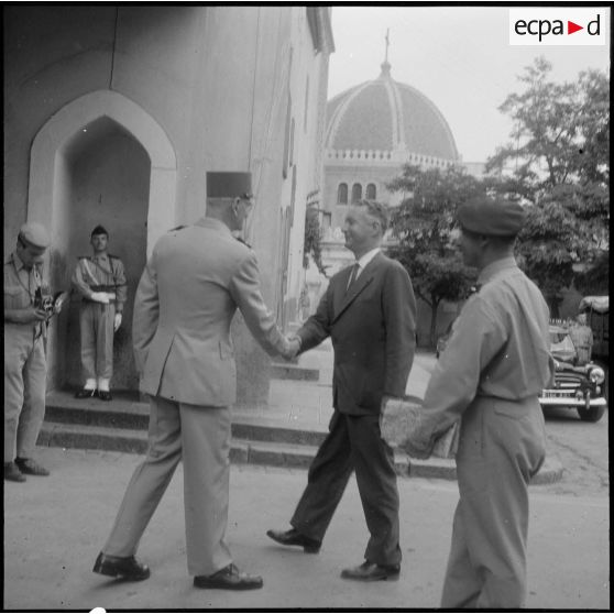 Au palais de Constantine, M. Messmer, ministre des Armées, est reçu par le général Ducourneau, commandant le corps d'armée de Constantine.<br>