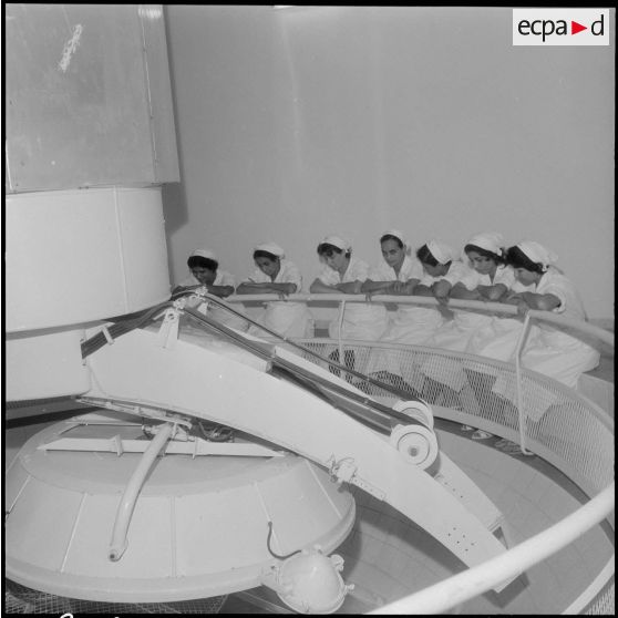 Les infirmières, suivant les phases d'une opération.