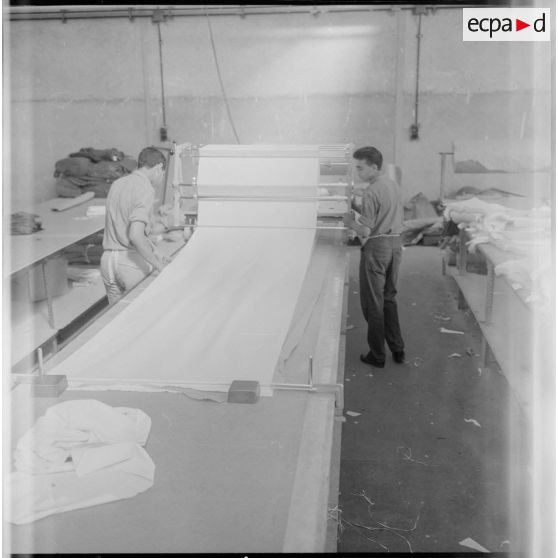 Dépliage du tissu et confectionnement du matelas.