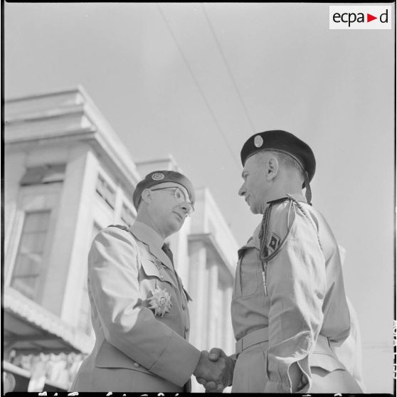 Le général Ailleret, remet la croix du chevalier de la Légion d'honneur au capitaine Maggini.