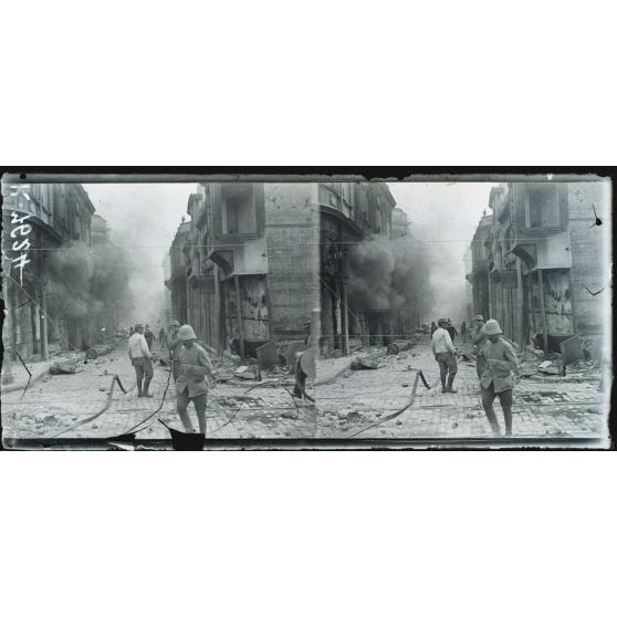 Incendie de Salonique le 19-20 août 1917. Angle des rues Egnatia et Venizelos. [légende d'origine]