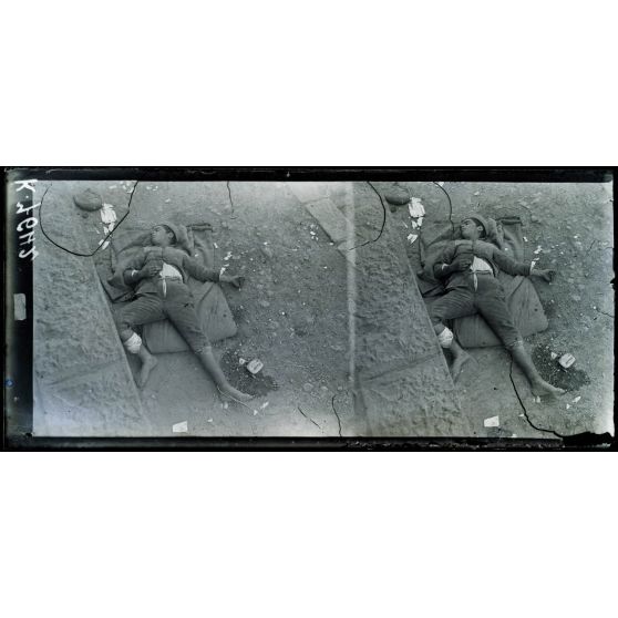 Salonique. L'incendie. Le sommeil d'un jeune sinistré. [légende d'origine]