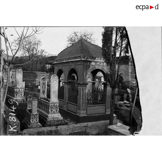 Salonique. Un coin du cimetière Saint Georges. [légende d'origine]