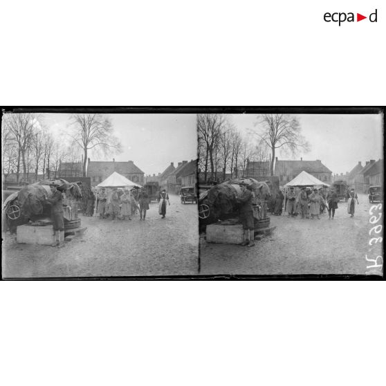 Rexpoëde (Nord). Canons de marine sur la place de l'église. [légende d'origine]