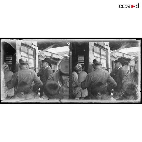 Vodena. Visite de Mr Justin Godart. A la boutique d'un vieux turc. [légende d'origine]