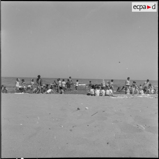L'eau, le sable apportent mille sujets d'amusements pour tout ce petit monde.