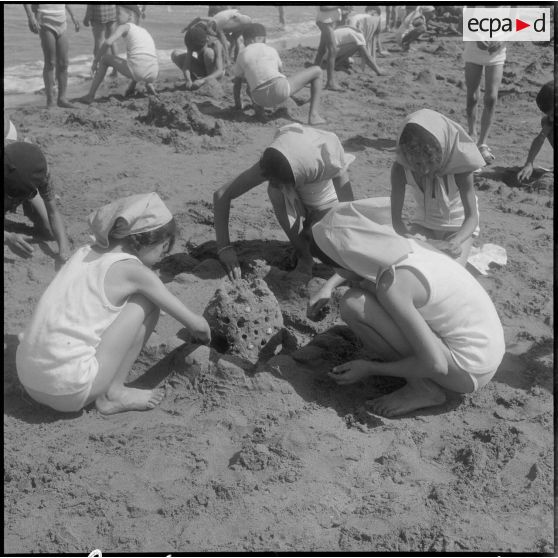 L'eau, le sable apportent mille sujets d'amusements pour tout ce petit monde.