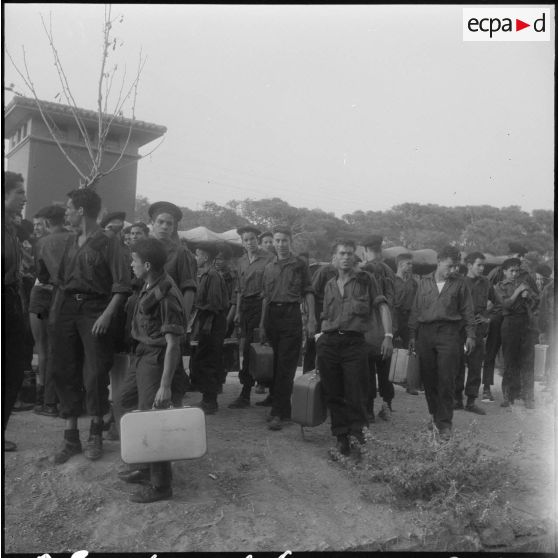 L'arrivée d'un groupe de vacanciers en camion militaire.